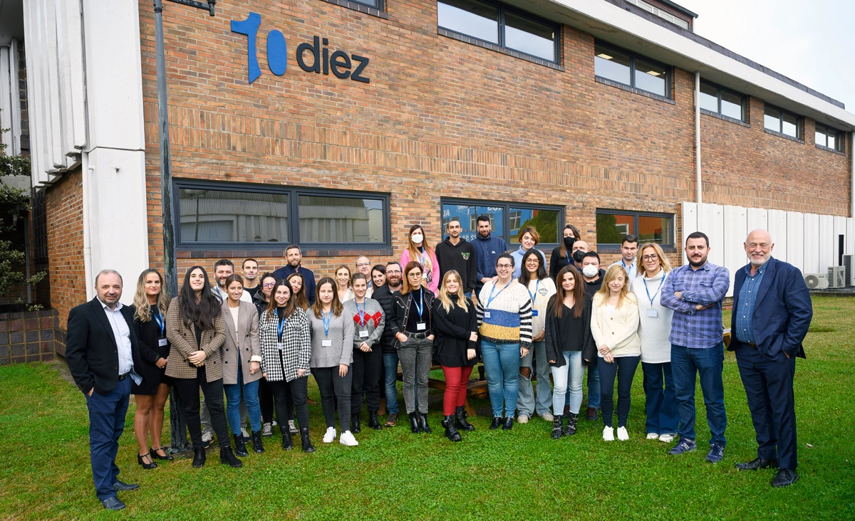 foto de todo el equipo Diez Software en el exterior de las oficinas