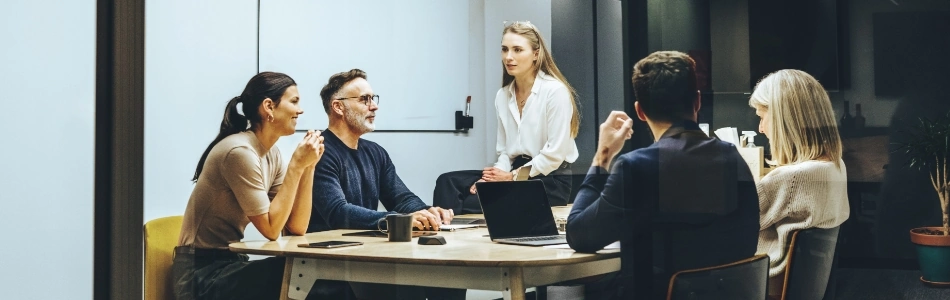 Personas trabajando con el ordenador
